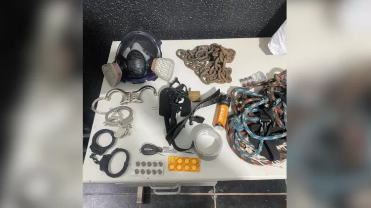Itens e medicamentos encontrados no cativeiro