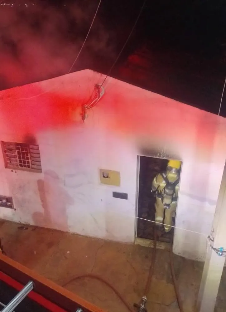 Incêndio destrói parte de residência e mobiliza Corpo de Bombeiros
