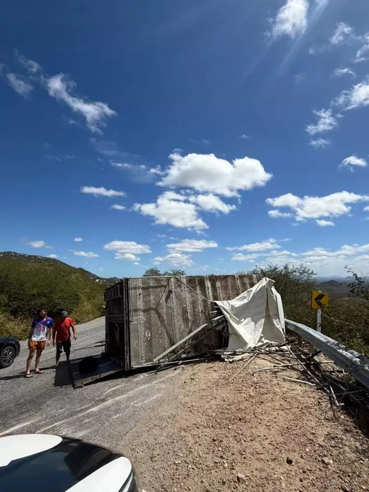 Caminhão tomba após falha nos freios e motorista fica ferido no Sertão da Paraíba