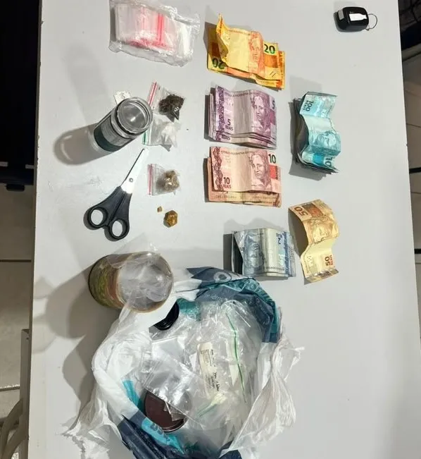 Polícia Militar apreende drogas e conduz duas mulheres por suspeita de tráfico