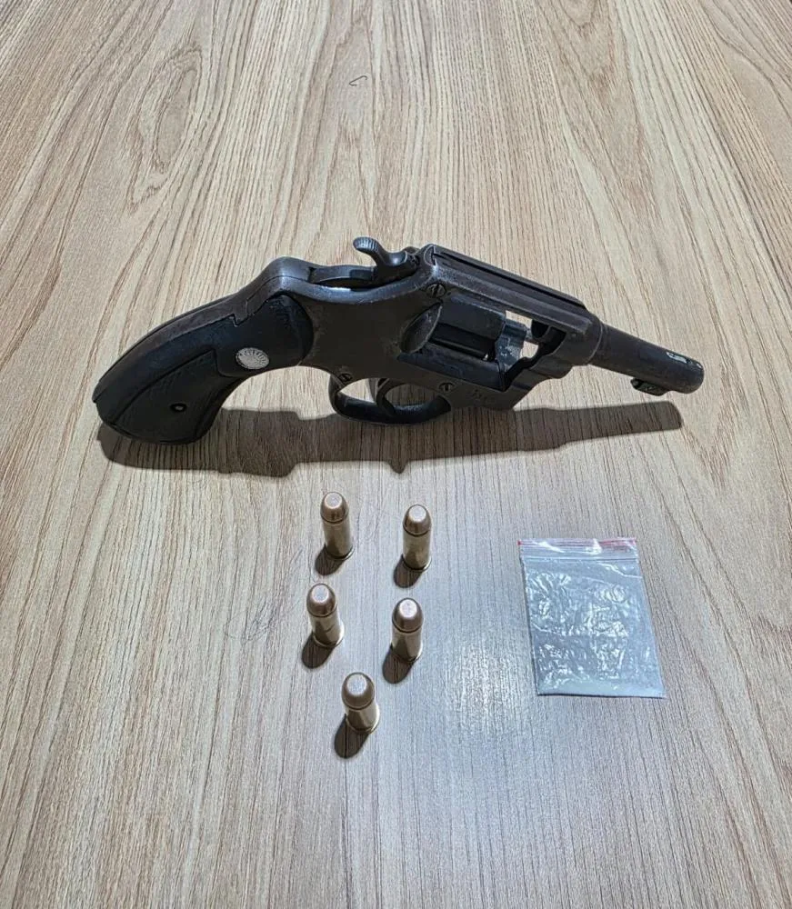 Polícia Militar prende homem por porte ilegal de arma e apreende cocaína em Patos