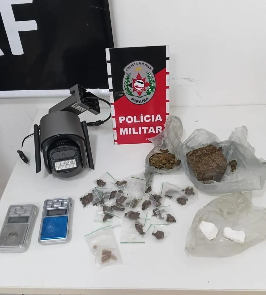 Polícia Militar apreende drogas e desativa sistema de monitoramento usado por criminosos em Areia de Baraúnas