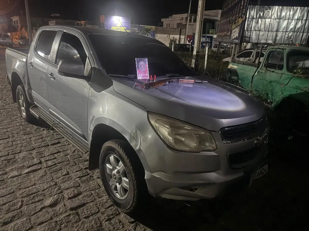 PM apreende arma e caminhonete com indícios de clonagem após perseguição entre Paraíba e Pernambuco