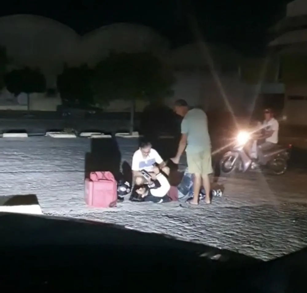 Motoboy fica ferido após colisão com caminhão em estacionamento de supermercado em Patos