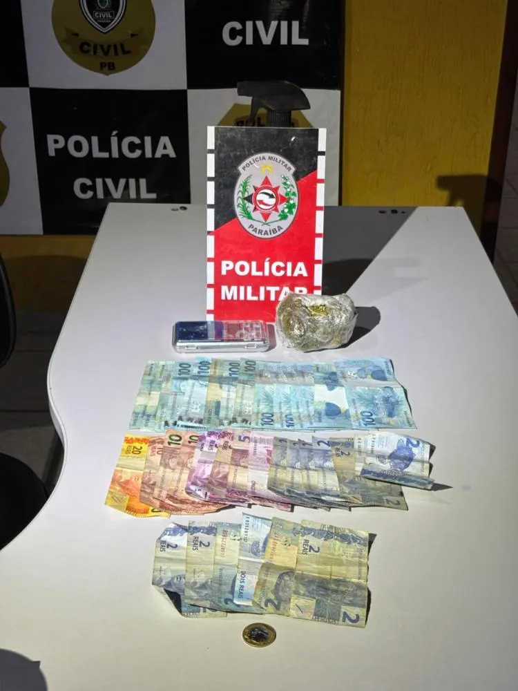 Polícia Militar prende suspeito de tráfico e apreende drogas, balança e R$ 1,5 mil em Catolé do Rocha