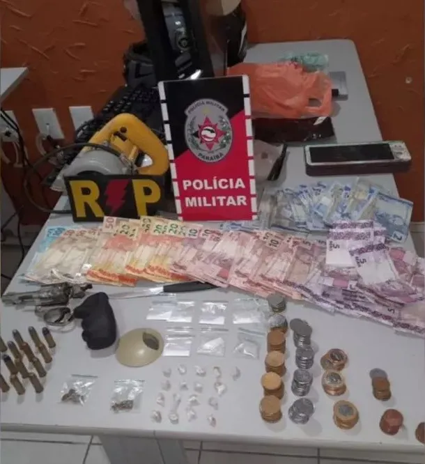 Polícia Militar prende dois homens por tráfico de drogas e apreende arma, entorpecentes e dinheiro em Patos