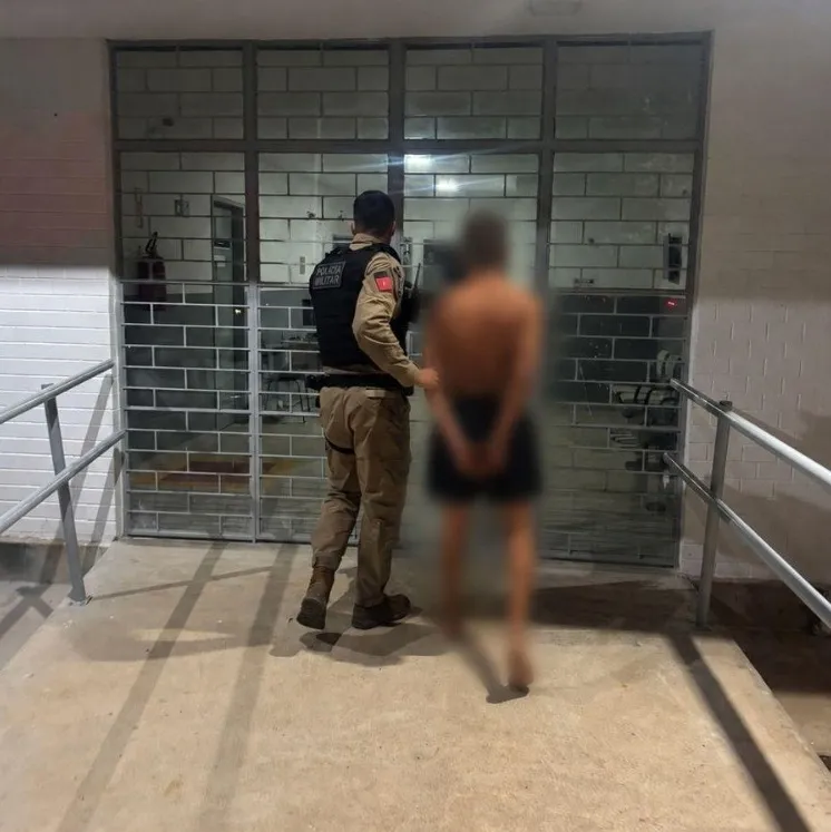 Homem é preso após ameaçar pessoas com foice e faca na zona rural de Desterro