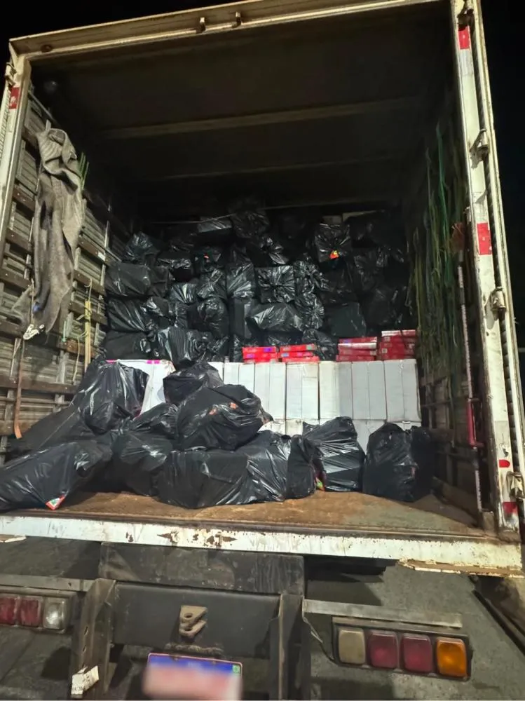 PRF na Paraíba apreende mais de 25 mil pacotes de cigarros contrabandeados após condutor tentar fugir a pé da fiscalização 