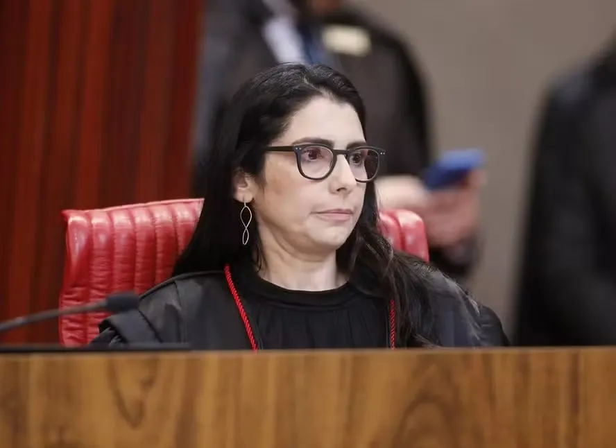 Ministra do TSE proíbe Globo de exibir púlpito vazio de Lula em debate presidencial