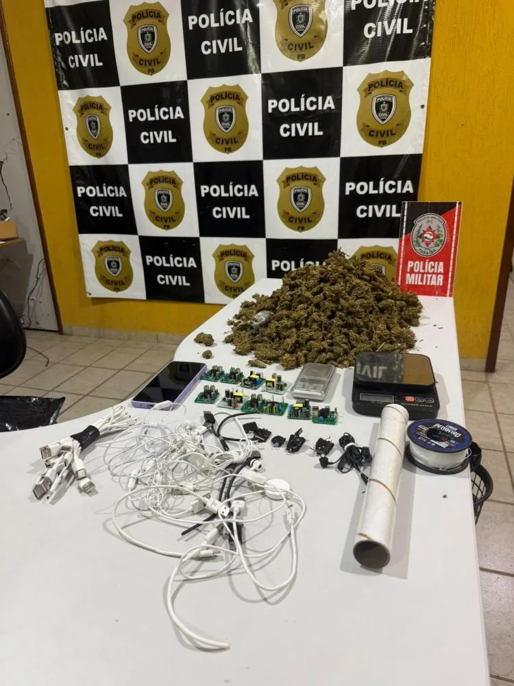 Mulher é presa após PM apreender drogas e materiais em Catolé do Rocha