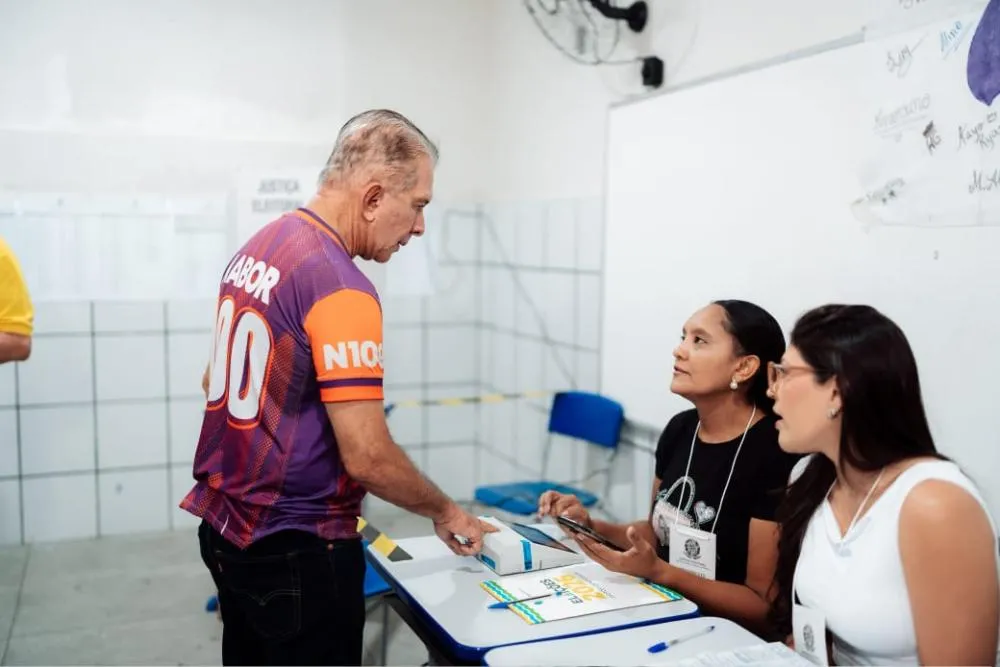 Nabor Wanderley vota em Patos acompanhado de Lucas Ribeiro, João Azevêdo e aliados