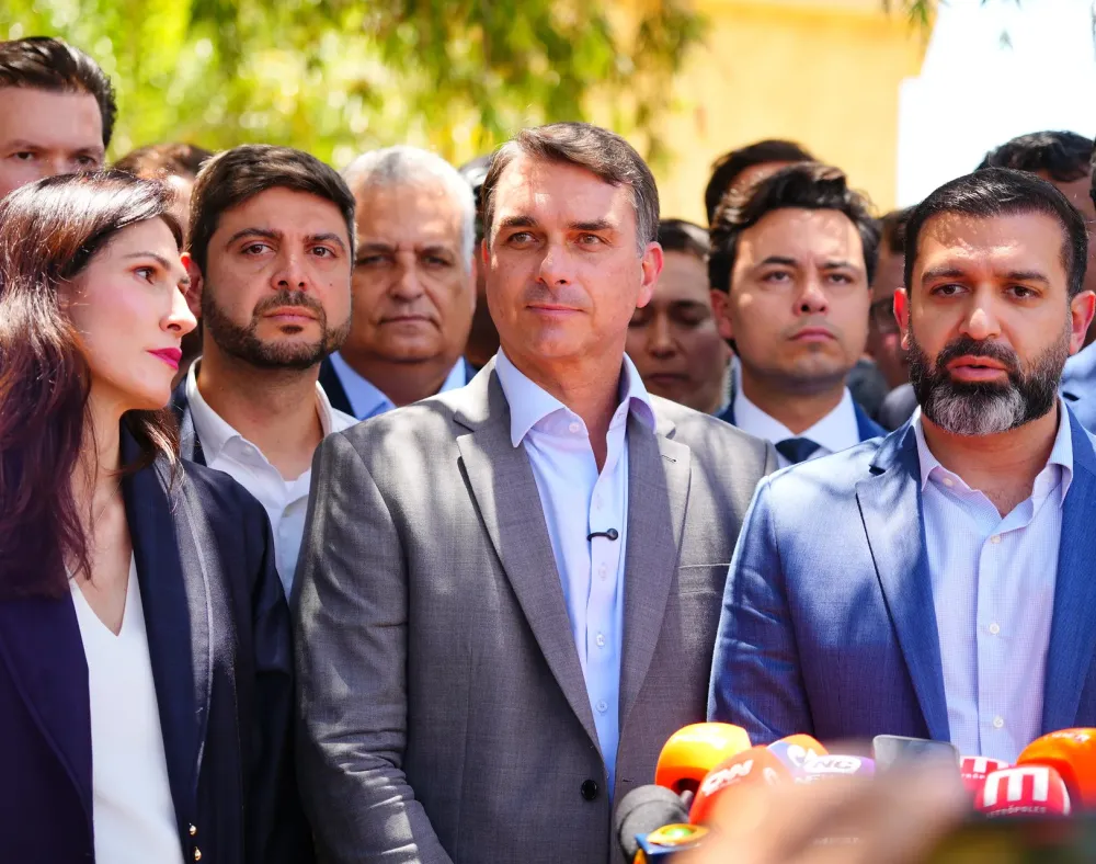 Flávio Bolsonaro diz que votará pelo fim da escala 6x1, mas defende proposta alternativa
