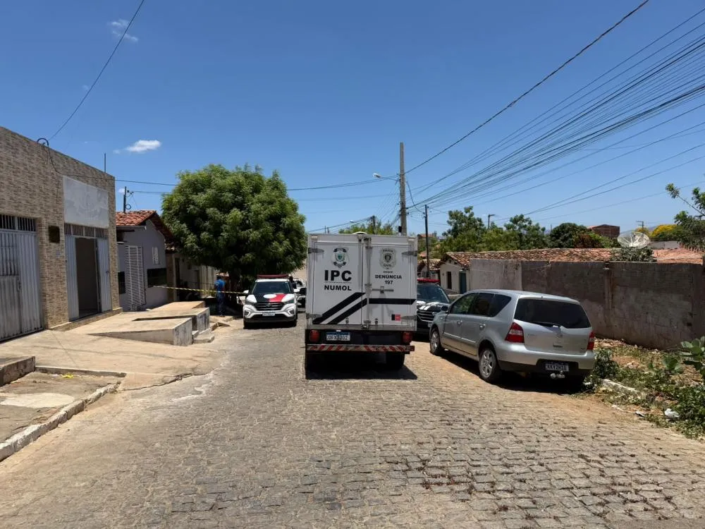 Bebê de três semanas é encontrado morto com pelo menos 15 lesões pelo corpo em Patos; pais são presos