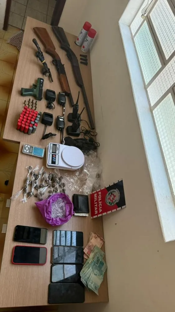 Polícia Militar resgata duas crianças feitas reféns, prende três suspeitos e apreende arsenal em Santa Luzia