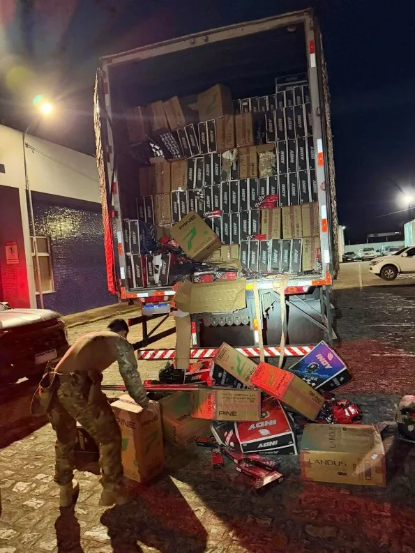 PRF apreende cerca de 535 mil maços de cigarro e detém motorista após tentativa de fuga em Juarez Távora/PB