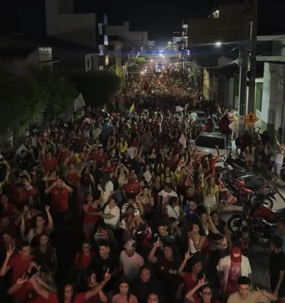 Apoiadores de Lula realizam passeata em Patos na noite deste sábado (24), véspera do segundo turno