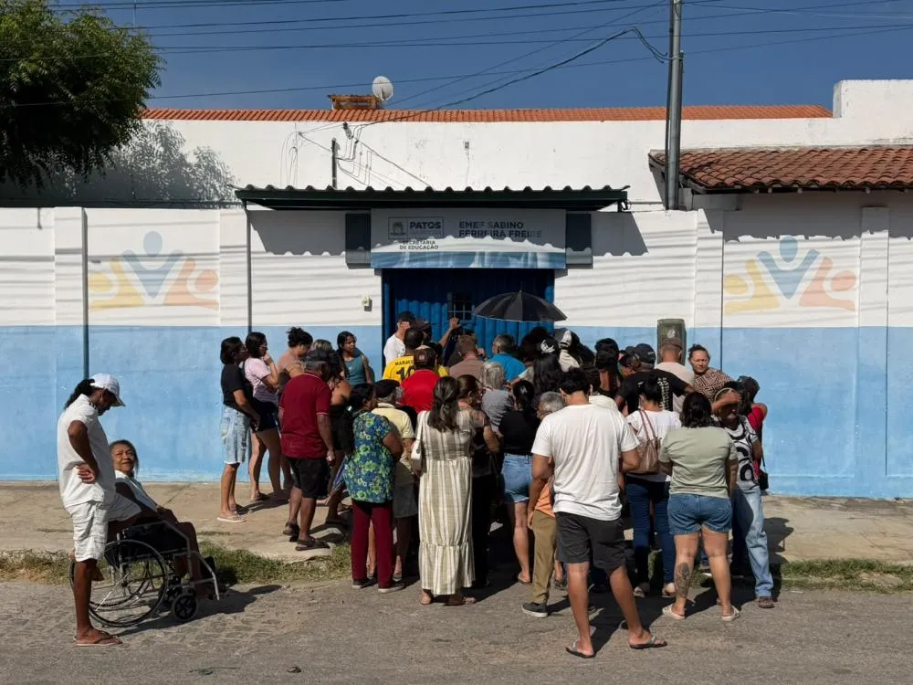 Eleitores aguardam abertura de local de votação em Patos, no incíido da manhã deste domingo (25). Foto: Ray Santana - Contexto News