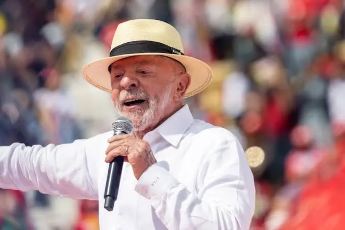 Lula é reeleito presidente do Brasil e derrota Flávio Bolsonaro no segundo turno das eleições de 2026