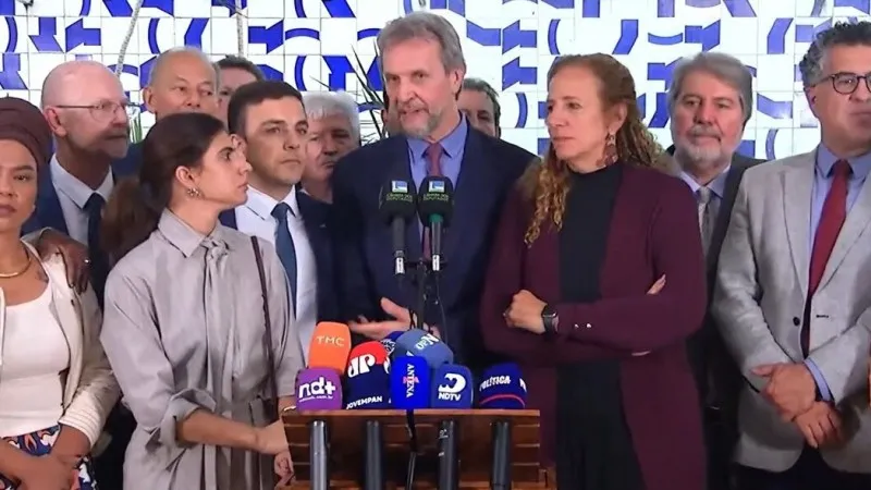 Aeronave com Flávio Bolsonaro e família pousa nos Estados Unidos