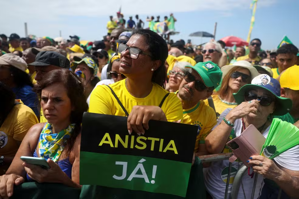 Manifestante segura cartaz com pedido de 'Anistia já' em manifestação com Bolsonaro em Copacabana, no Rio de Janeiro — Foto: REUTERS/Pilar Olivare