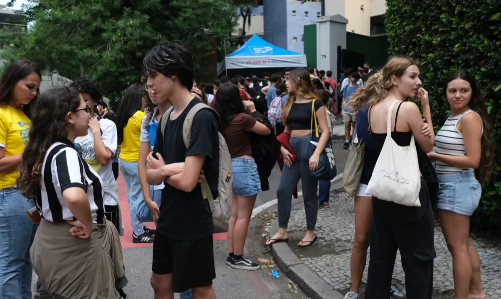 Uma das novidades deste ano prevê que os alunos concluintes do ensino médio da rede pública terão inscrição automática no exame (Foto: Fernando Frazão/Agência Brasil)