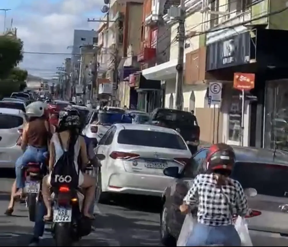Obras e interdições provocam lentidão no trânsito de Patos nesta sexta-feira