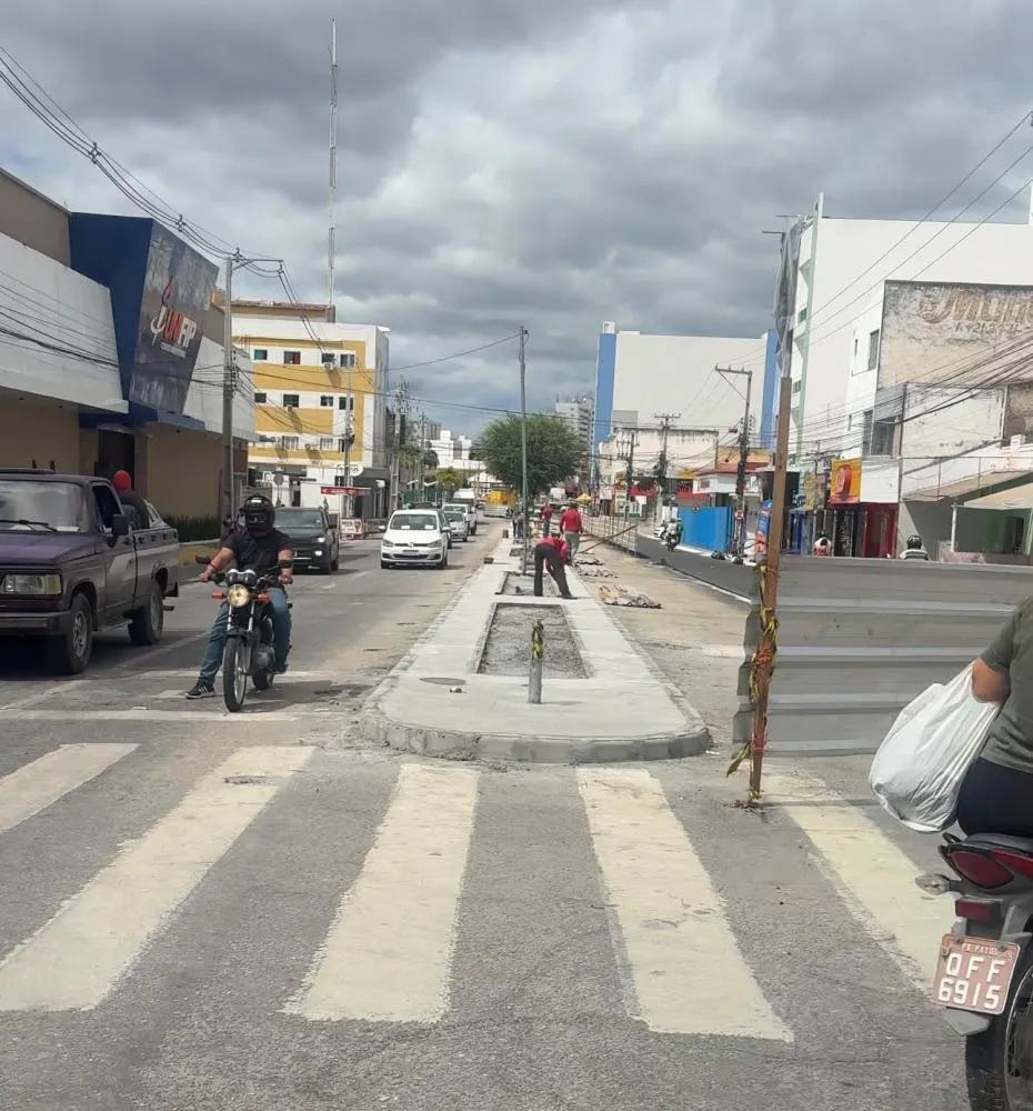 Prefeitura remove tapumes após conclusão de trecho de obra em frente ao Unifip